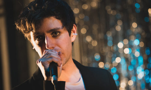 EZRA FURMAN: “COMPONER PARA SEX EDUCATION FUE UN POCO INCÓMODO”