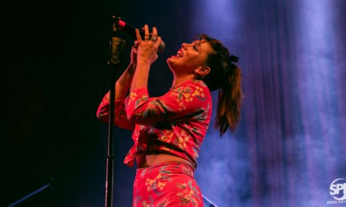 NATALIE PEREZ EN EL TEATRO BAR