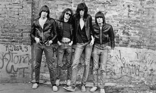 RAMONES: SURFEANDO EN LAS OLAS DEL PUNK