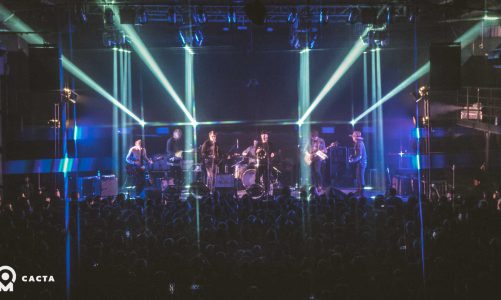 THE BRIAN JONESTOWN MASSACRE: LA CIUDAD SE VISTE PSICODÉLICA