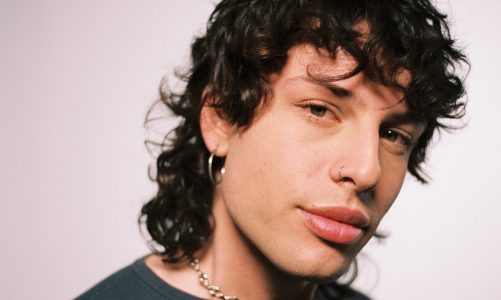 LEO RIZZI: “ME GUSTA MUCHO JUGAR CON LA NOSTALGIA EN LAS CANCIONES”