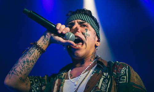 LA NOCHE DE NEO PISTEA EN EL TEATRO VORTERIX