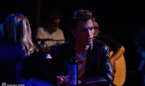 UN MUERTO MÁS: VIVIR EN UNA PERFORMANCE CONSTANTE