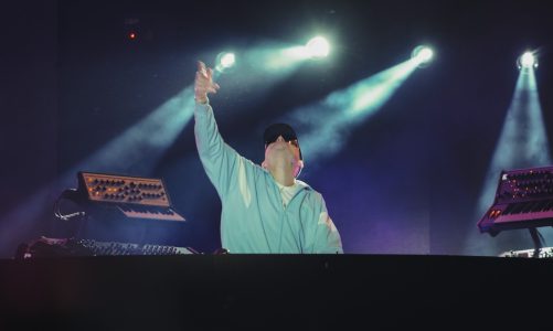 BIZARRAP LANZA POR PRIMERA VEZ A LA VENTA SU GORRA OFICIAL EN MERCADO LIBRE