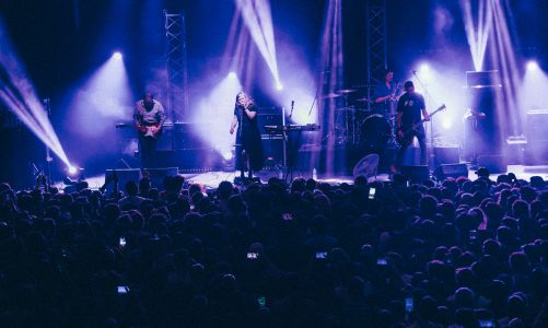 SLOWDIVE: MELANCOLÍA Y ROMANCE EN LA OSCURIDAD