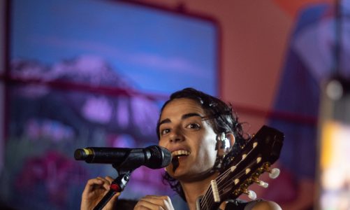 ZOE GOTUSSO NOS BAJÓ LA LUNA