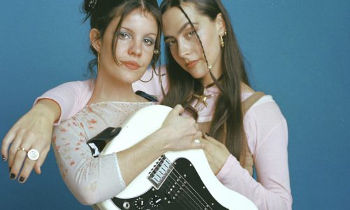 HINDS: “CUÁNTOS MÁS AÑOS ESTEMOS HACIENDO RUIDO, MEJOR”