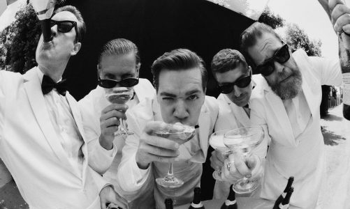 THE HIVES LANZA VIDEO CON COREOGRAFÍA PARA "RIGOR MORTIS RADIO"