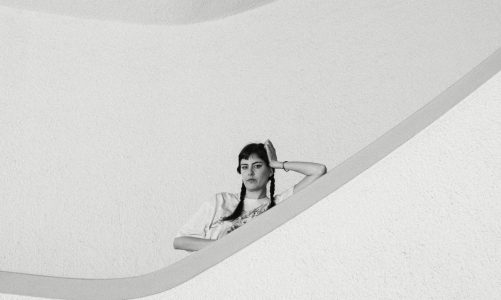 CHECHI DE MARCOS CONTINÚA ADELANTANDO SU PRÓXIMO ÁLBUM Y NOS PRESENTA “VOS Y YO :3”