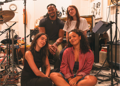 TINY HABITS  SE UNE A LIZZY MCALPINE PARA SU NUEVA CANCIÓN “FOR SALE SIGN”