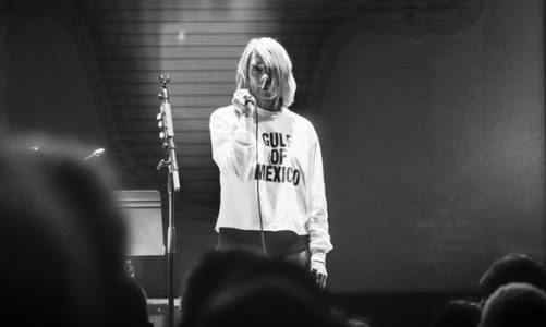 KIM GORDON   REINVENTA “BYE BYE” CON PALABRAS CENSURADAS POR LA ADMINISTRACIÓN DE TRUMP