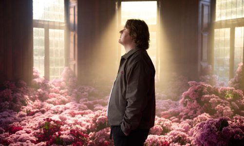 LEWIS CAPALDI HACE UN REGRESO AUDAZ Y VALIENTE CON UN NUEVO SENCILLO "SURVIVE"