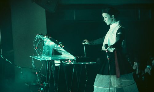 ELA MINUS, DE NIÑA PUNK A REINA DE LA ELECTRÓNICA