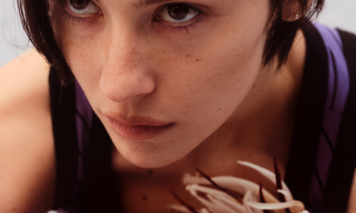 EL TERCER ÁLBUM DE ESTUDIO DE GRACIE ABRAMS DAUGHTER FROM HELL YA ESTÁ DISPONIBLE